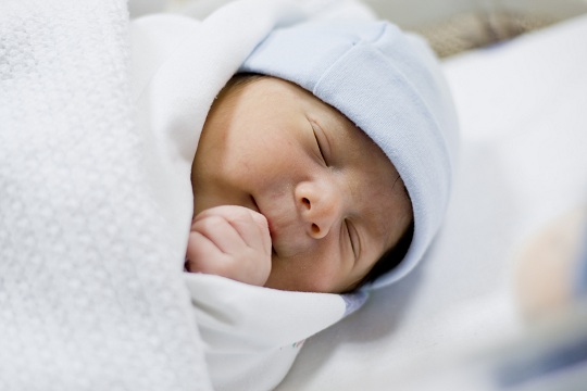 寶寶愛吃手入睡，這癮，要不要戒？